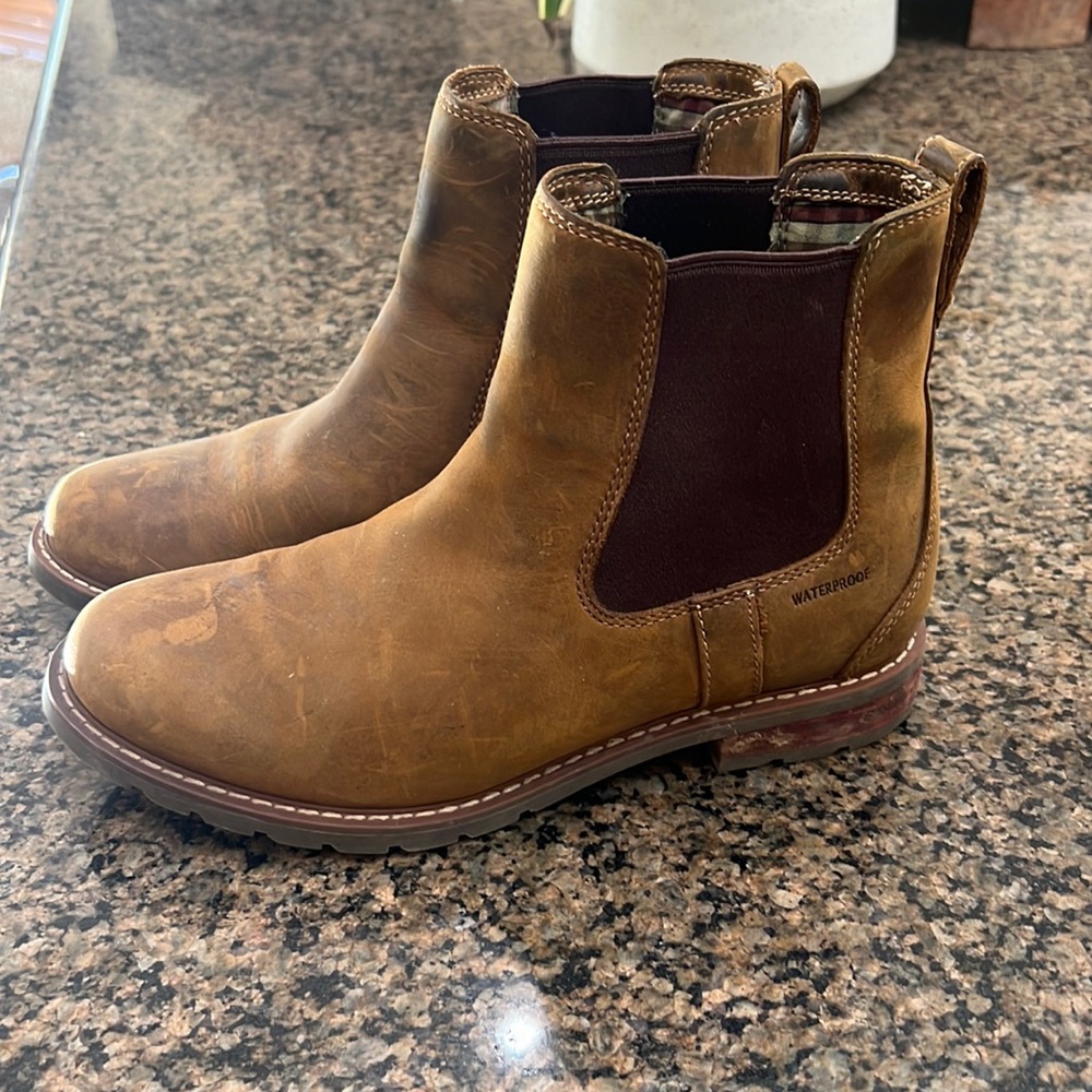 Ariat Women’s Chelsea style boots pull-on 7.5
